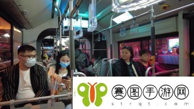 售票员小学生认真查票保秩序