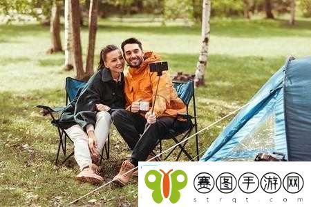 和朋友夫妻一起出去旅游住在一起