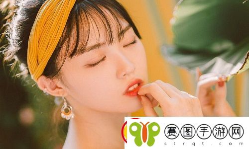 中午妈妈在厨房做饭