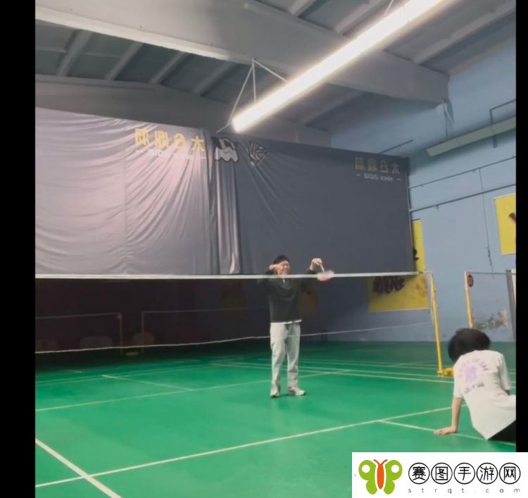 微微出汗吧！米勒和老婆PK羽毛球
