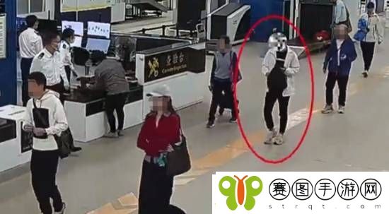 男子把100个耳机藏腰腹部