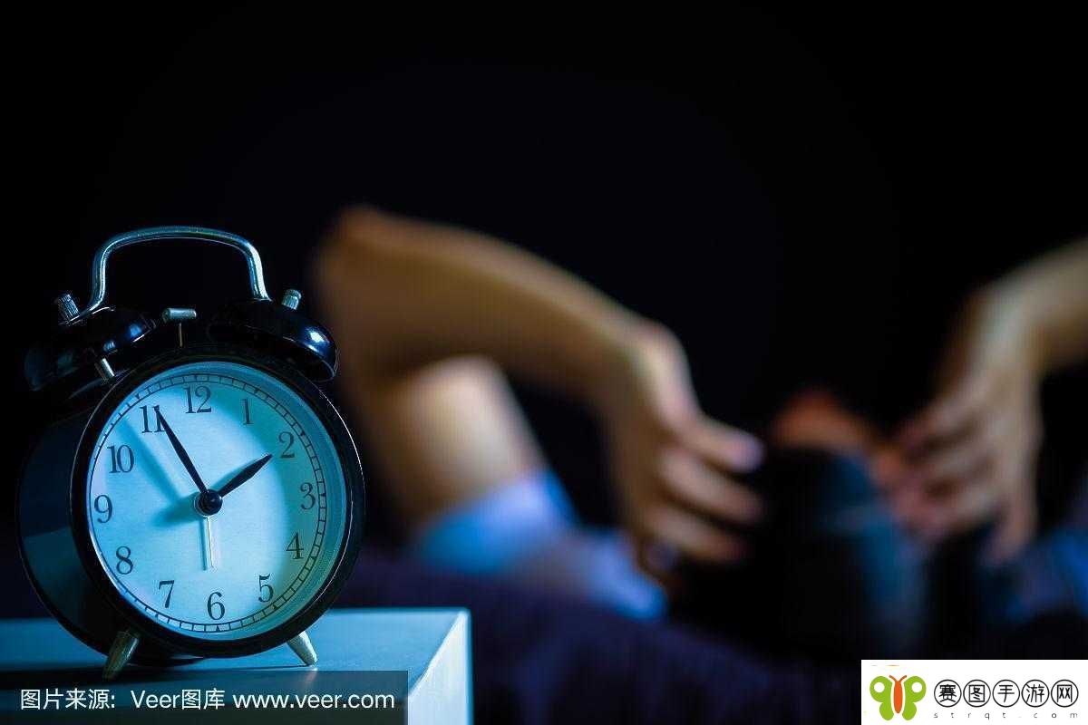 男子深夜睡不着想看点东西