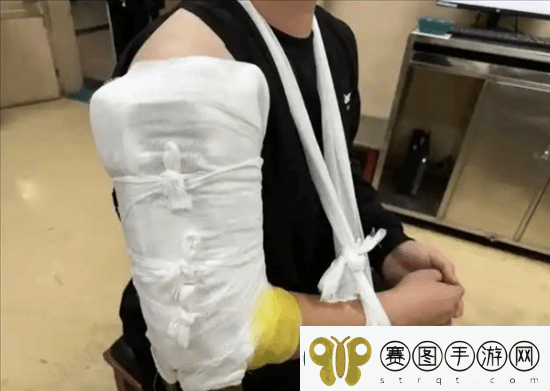 俩小伙挑战与机器人“掰手腕”