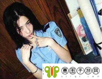 张柏芝跪下吃
