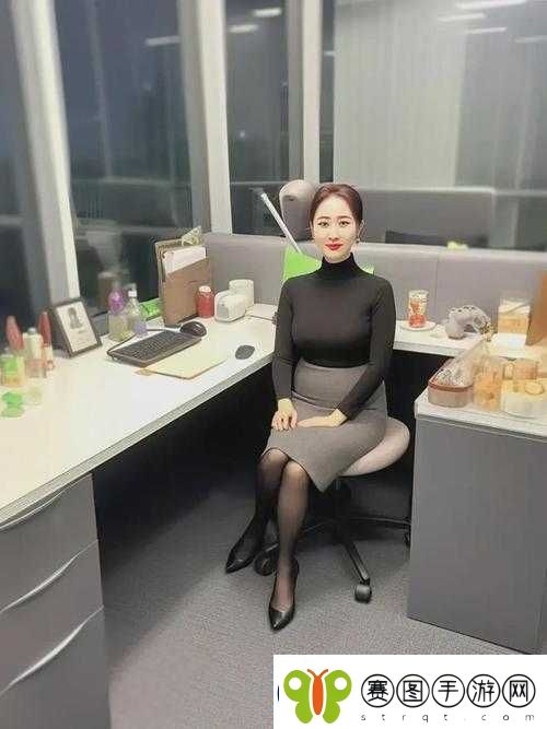 缅甸美女身着丝袜展现修长**的**场景相关图片