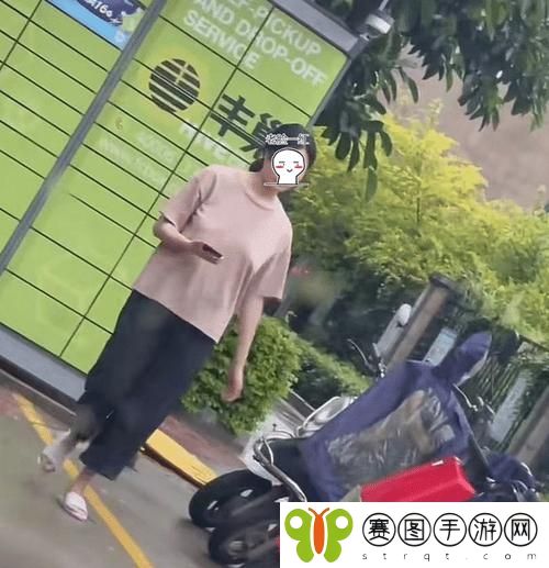 真空下楼取快递被C嗯啊