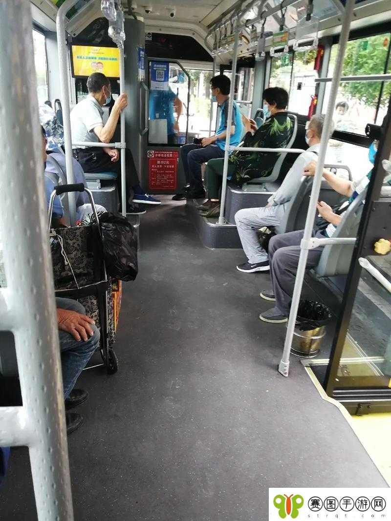 在公交车上接连不断的高