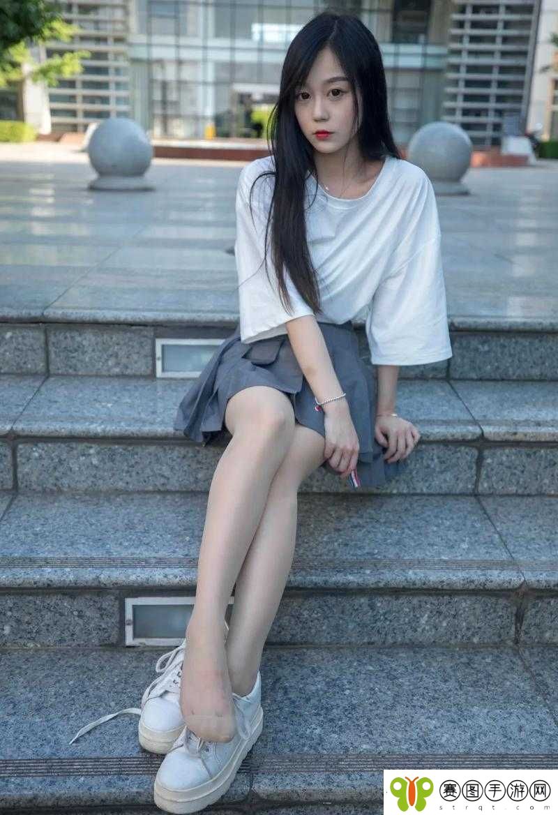 校花趴在玻璃窗
