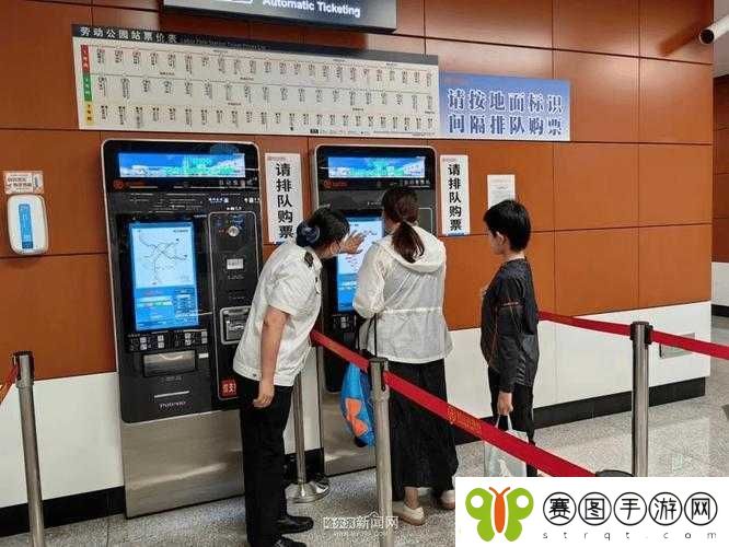 检票员依据尺寸在下方检票引导乘客有序上车
