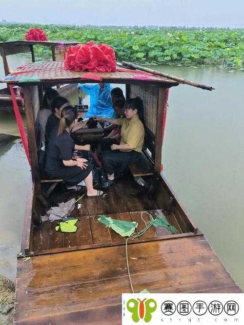 老人于船上如何巧妙展开弄雨荷的故事情节