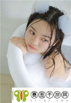 女被 c 偷看黄扒衣服洗澡引发热议，网友：这简直是无法忍受的侵犯！