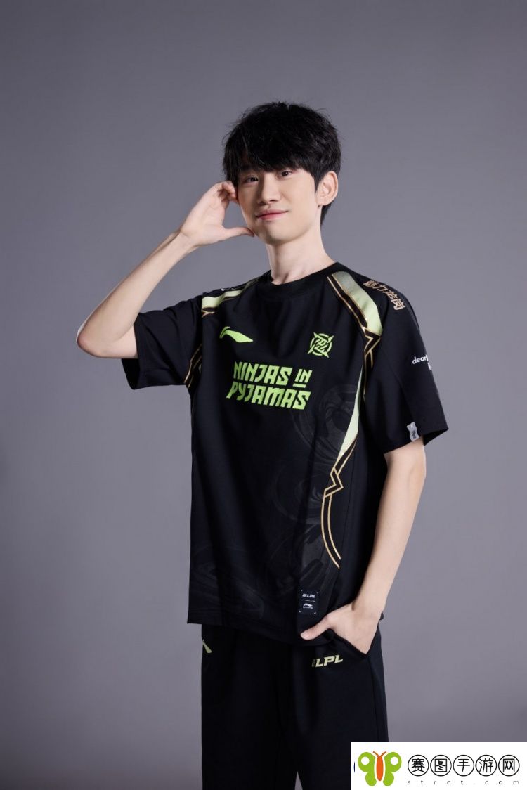 Doinb身着深圳NIP俱乐部队服定妆照