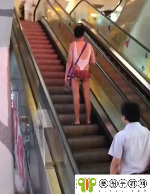 我故意穿丁字裤挤公交车网友
